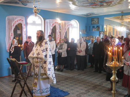 Во время молебна в Свято-Успенской церкви 