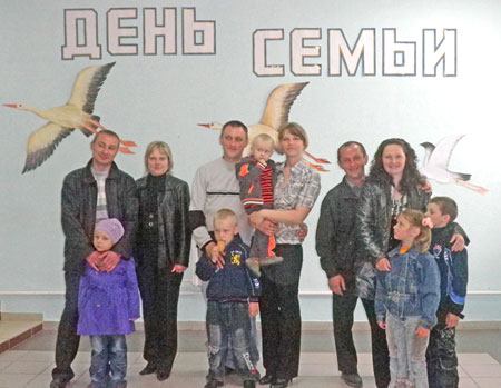 На снимке: настроение у участников вечера «Рай в шалаше» после проведения мероприятия отличное