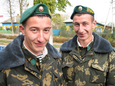 С такими парнями – граница на замке